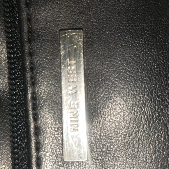 NINE WEST BLACK FAUX LEATHER ADJUSTABLE STRAP PURSE SOULDER - Picture 2 of 4